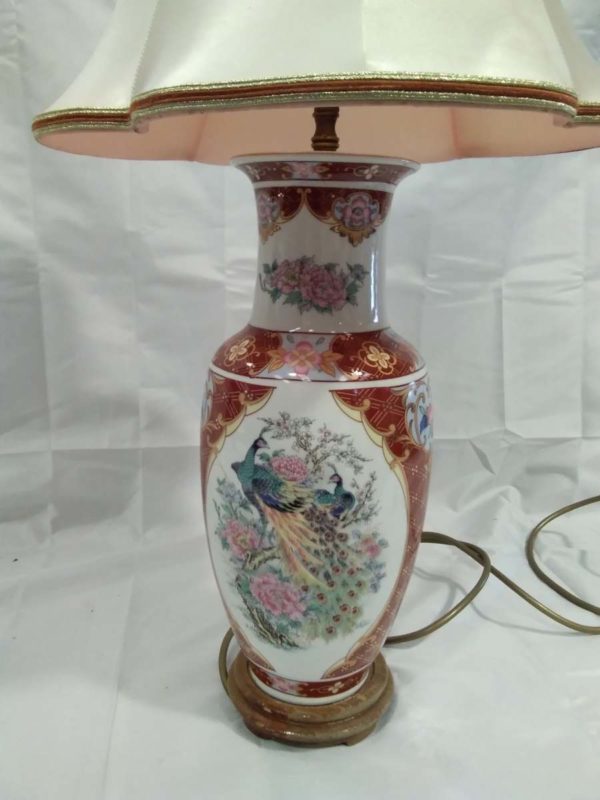 lot 605 tall Chinese table lamp ( working) - Image 7