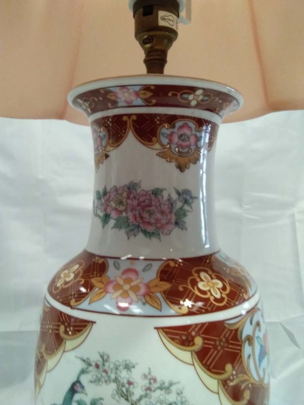 lot 605 tall Chinese table lamp ( working) - Image 5