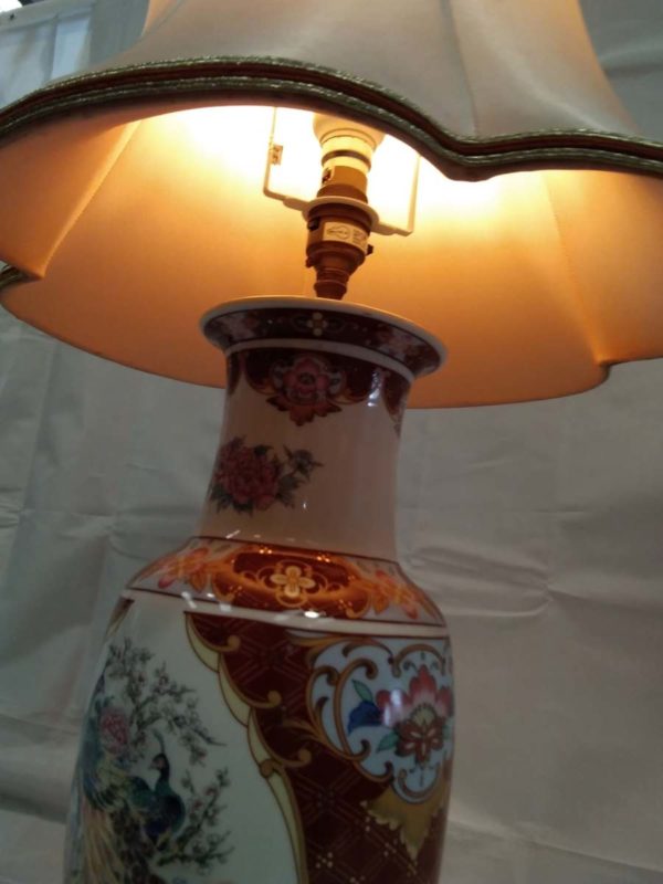 lot 605 tall Chinese table lamp ( working) - Image 4