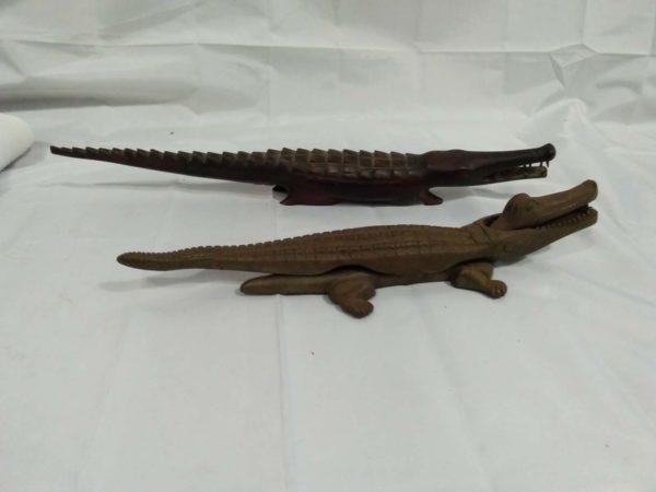 lot 608 crocodile metal nut cracker & ornamental wooden crocodile - Image 2