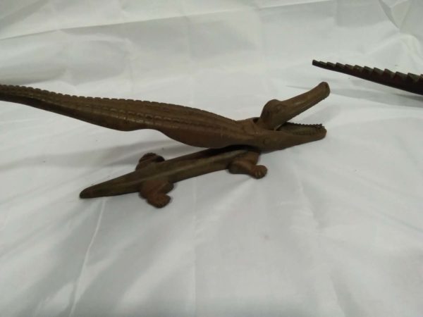 lot 608 crocodile metal nut cracker & ornamental wooden crocodile - Image 5