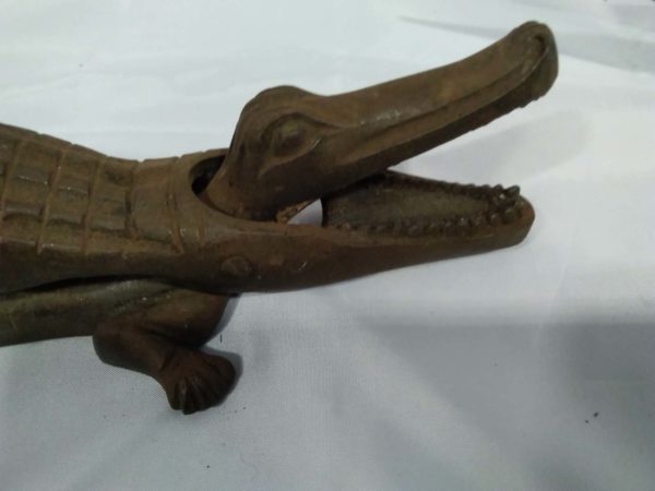 lot 608 crocodile metal nut cracker & ornamental wooden crocodile - Image 4