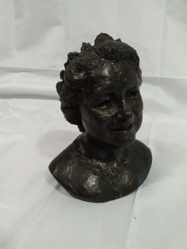 lot 613 bust of the Queen mother by Jill Tweed limited edition 401/750 bronzed resin signed & dated