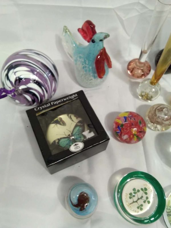 lot 645 glassware items including paperweights, bubble vases, etc. - Image 2