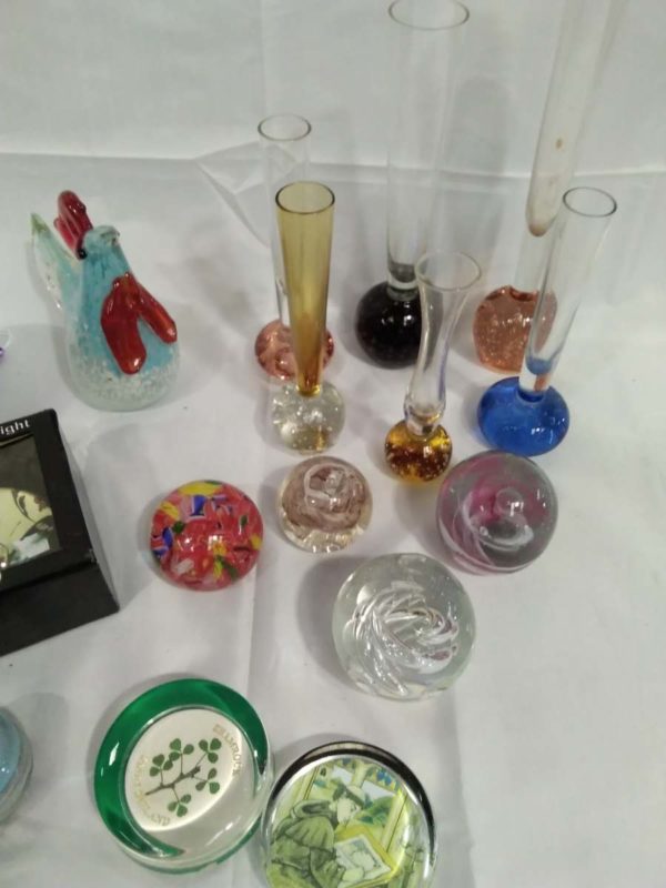 lot 645 glassware items including paperweights, bubble vases, etc. - Image 4