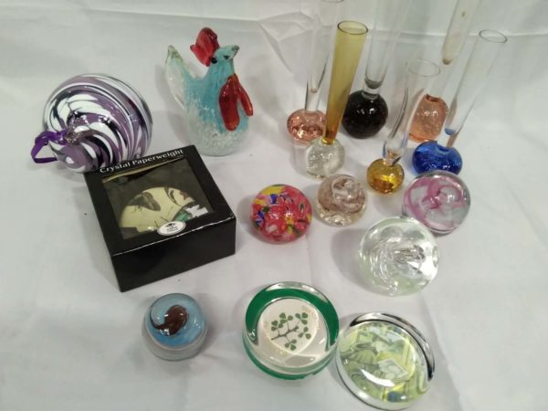 lot 645 glassware items including paperweights, bubble vases, etc. - Image 3