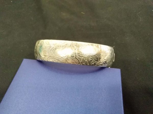 lot 843 floral etched hinged bangle stamped Hong Kong - Image 2