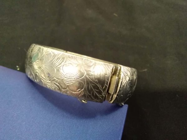 lot 843 floral etched hinged bangle stamped Hong Kong - Image 3