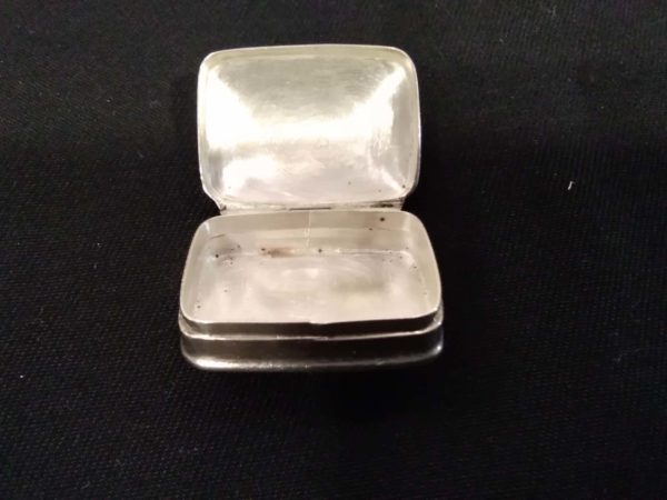 lot 844 sterling silver pill/snuff box - Image 3