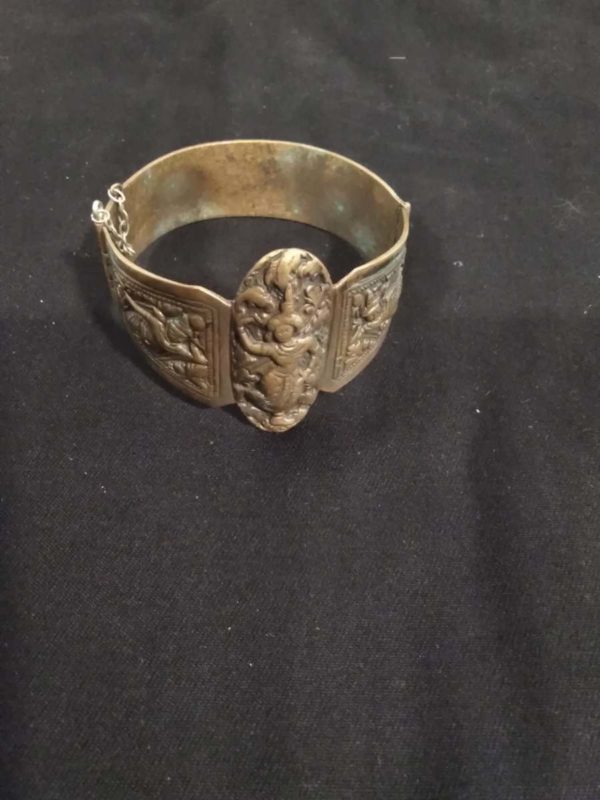 lot 852 oriental deisgn hinged bangle