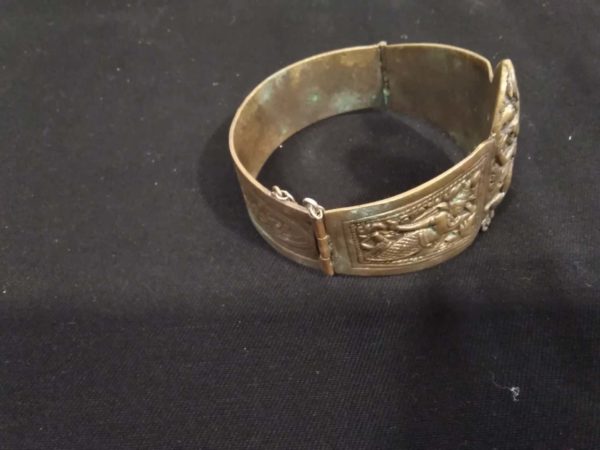 lot 852 oriental deisgn hinged bangle - Image 3