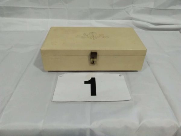 lot 001 vintage musical jewellery box with contents