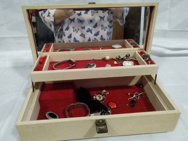 lot 001 vintage musical jewellery box with contents - Image 4