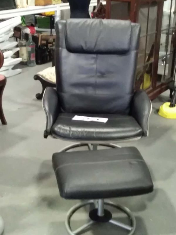 lot 022 vintage Idea recliner & footstool