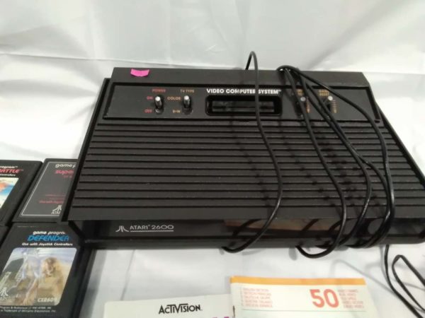 lot 061 Atari 2600 videal computer system with 2 paddle controls & adapter (untested) with 16 games & 4 manuals - Image 2