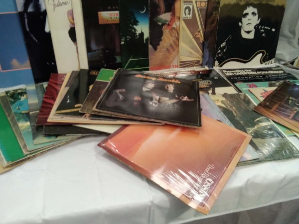 lot 062 box of 70+ records including Beatles, Bob Dylan, etc. - Image 2