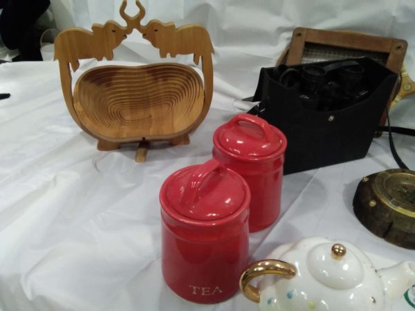 lot 069 household items including vases, jugs, etc. & a binoculars, etc. - Image 2