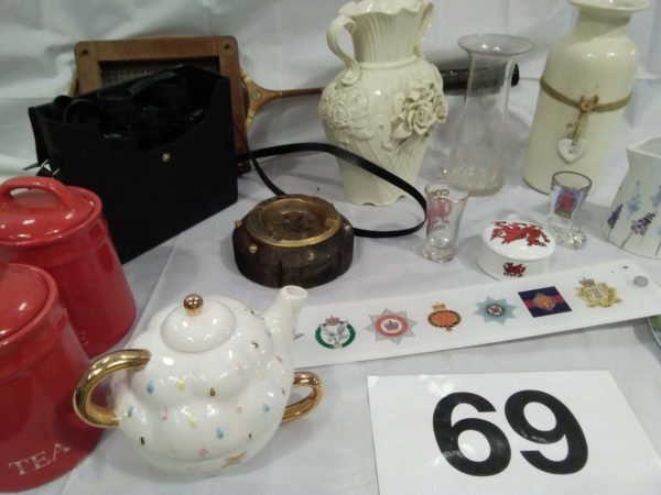 lot 069 household items including vases, jugs, etc. & a binoculars, etc. - Image 3