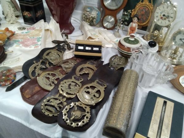 lot 211 vintage ornaments, horse brasses, baraometer etc - Image 5