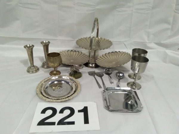 lot 221 various items of vintage metal ware