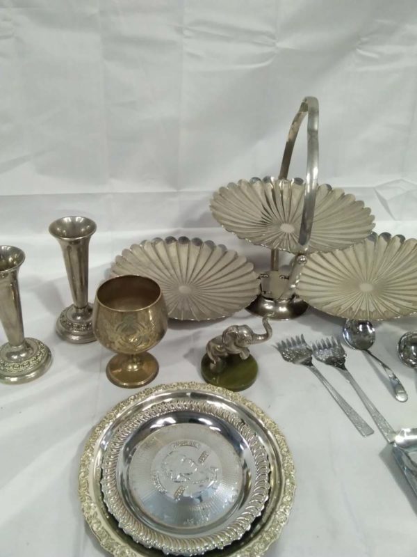 lot 221 various items of vintage metal ware - Image 2