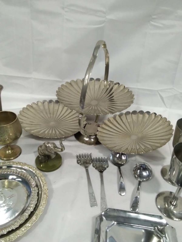 lot 221 various items of vintage metal ware - Image 5