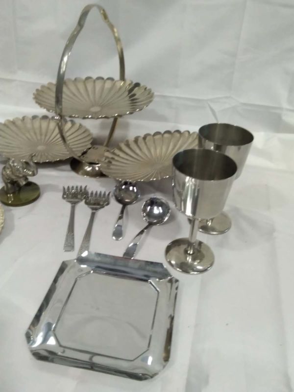 lot 221 various items of vintage metal ware - Image 4