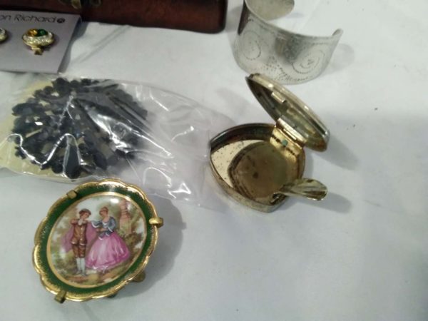 lot 225 jewellery box, brooches , ashtray, bangle etc - Image 6