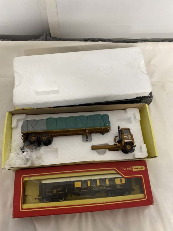 FF030-TRI-ANG -HORNBY CAR 79 AND DAMAGED CORGI LORRY-COLLECTION FFORESTFACH - Image 2