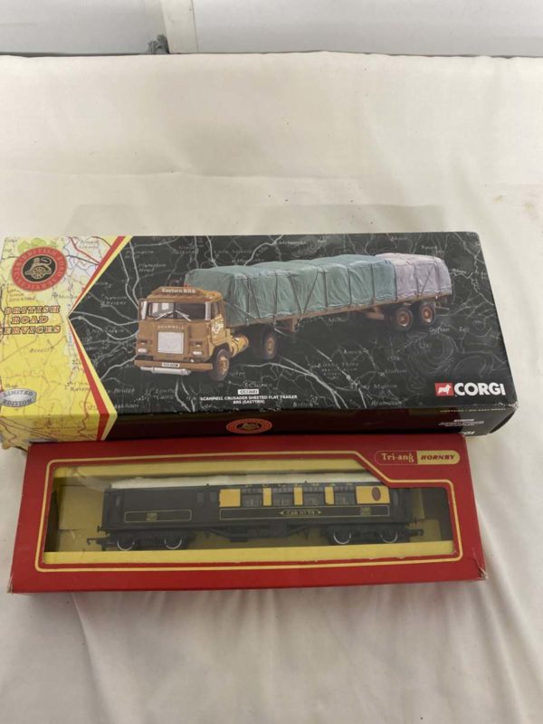 FF030-TRI-ANG -HORNBY CAR 79 AND DAMAGED CORGI LORRY-COLLECTION FFORESTFACH