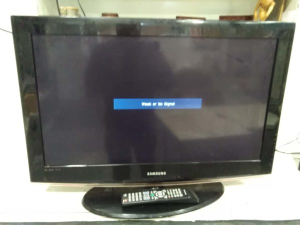 lot 230 tv  32  inch samsung  , wall mount & remote - Image 2