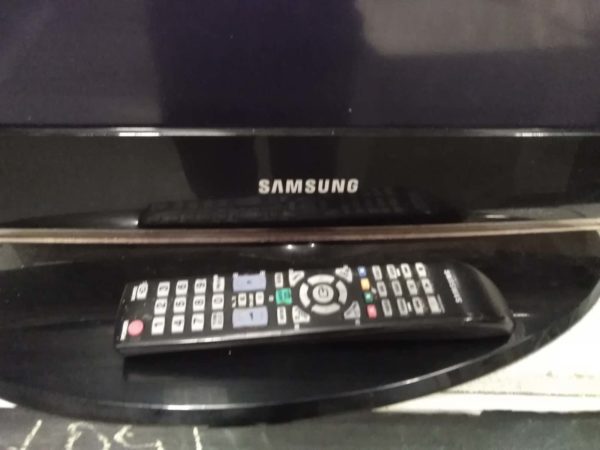 lot 230 tv  32  inch samsung  , wall mount & remote - Image 3