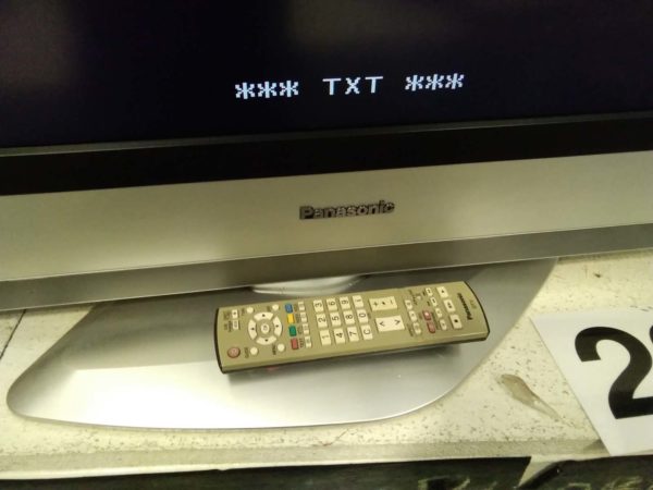 lot 231 tv 32 inch Panasonic & remote - Image 2