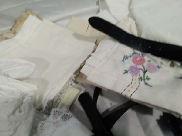 lot 249 vintage linen & belts - Image 4