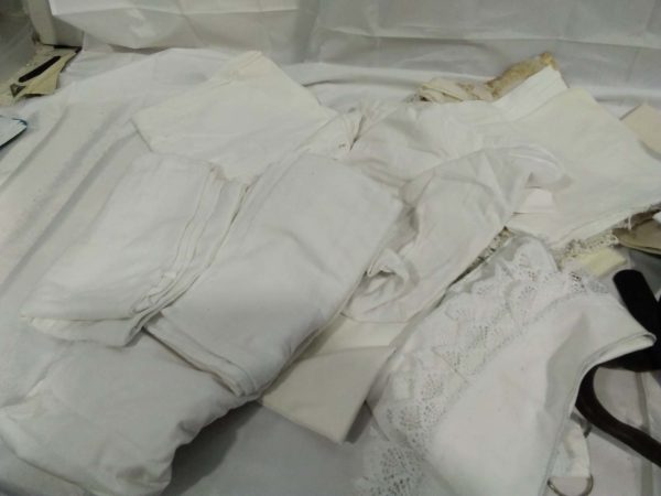 lot 249 vintage linen & belts - Image 3