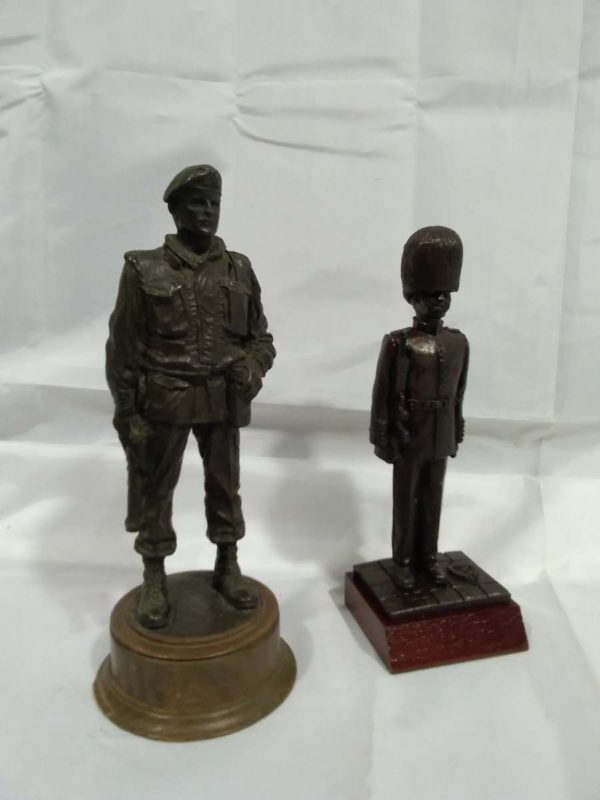 lot 261 model of a Welsh Guard & paratrooper