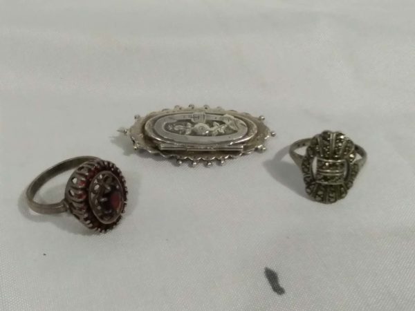 lot 283 antique Victorian brooch & 2 vintage rings