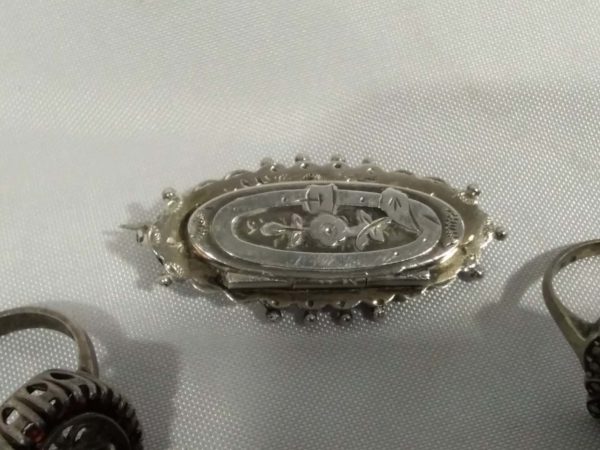 lot 283 antique Victorian brooch & 2 vintage rings - Image 5