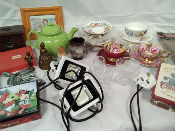 lot 320 box of household items including vintage china, etc. - Image 2