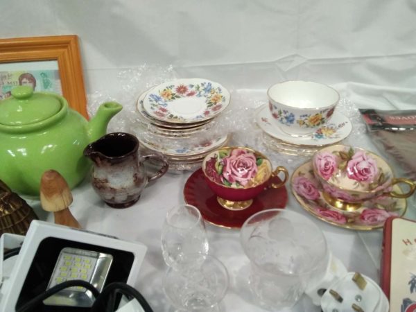 lot 320 box of household items including vintage china, etc. - Image 8