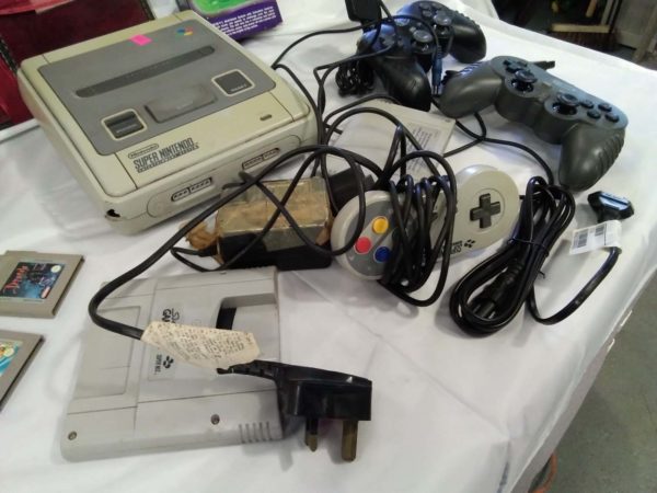 lot 322 super Nintendo with games, vintage cutlery, etc. - Image 4