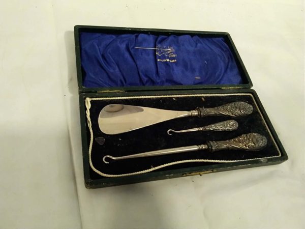 lot 505 hallmarked silver handled button hooks & shoe horn in presentation case