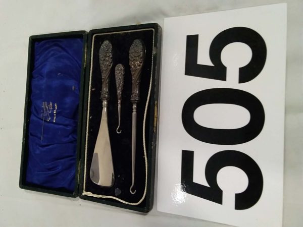 lot 505 hallmarked silver handled button hooks & shoe horn in presentation case - Image 2