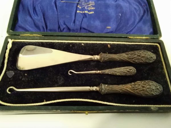 lot 505 hallmarked silver handled button hooks & shoe horn in presentation case - Image 6