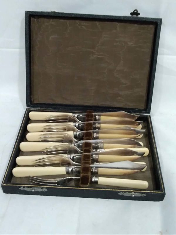 lot 506 cased cutlery set