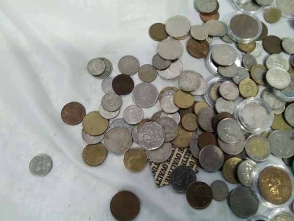 lot 558 quantity of old coins - Image 3