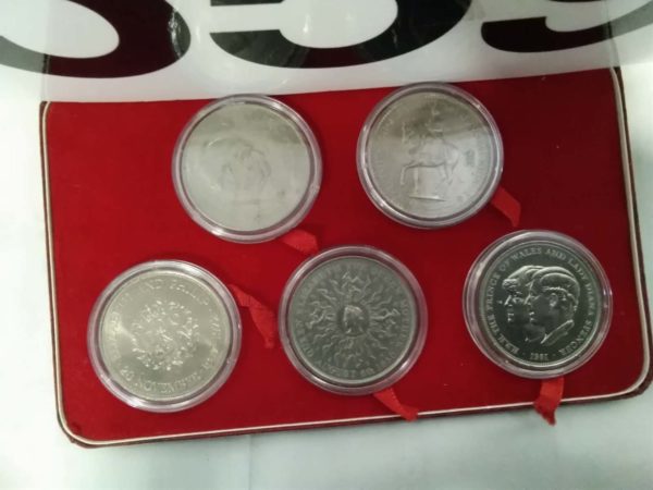 lot 559 5 commemorative coins - Image 2