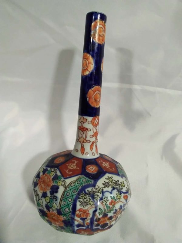 lot 751 Japanese Imari Vase  ( 8.5″ tall ) - Image 3