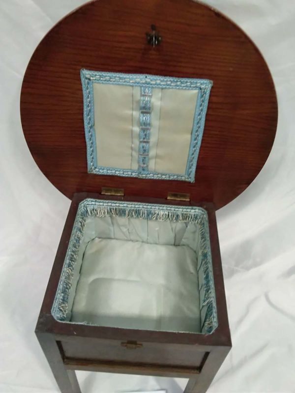 lot 762 vintage table / sewing box - Image 5