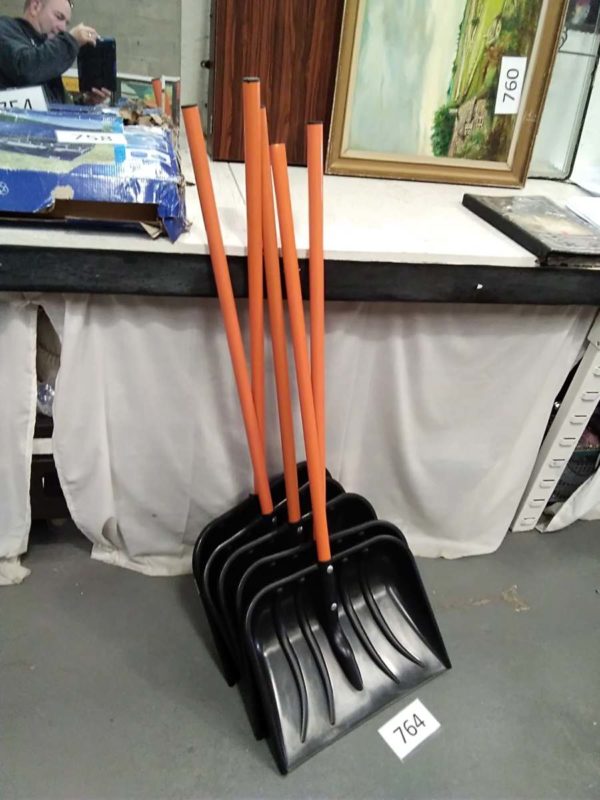 lot 764 snow shovel x5 ideal for snow or as garden shovel ( duplicate items)